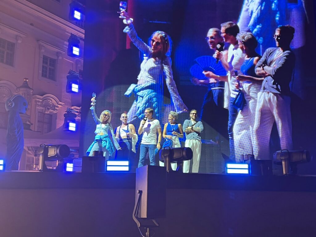 Just-White+Blue-Marcel-Show